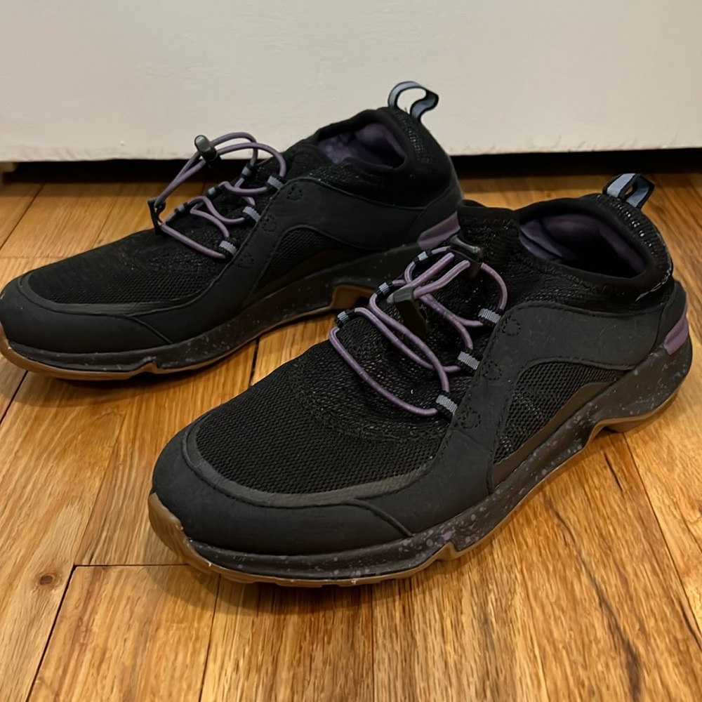 Lightly used women’s COLUMBIA hiking sneakers in a size 8